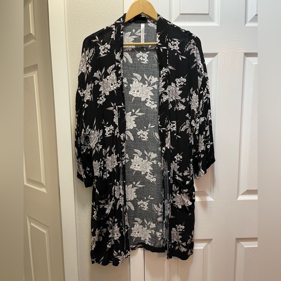 Light Weight Black and Grey Floral Print Kimono - Picture 3 of 9